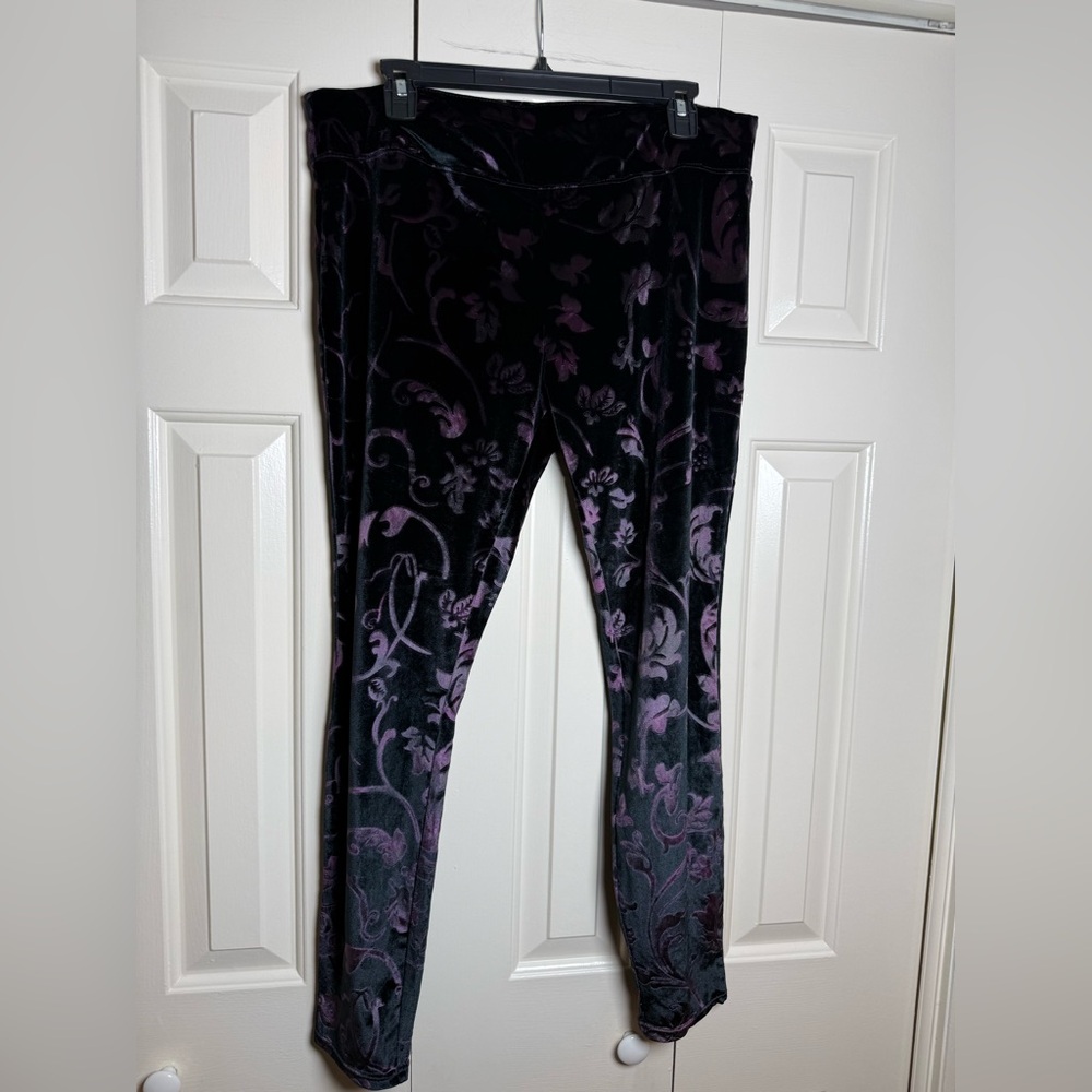 Hue Juliet Floral Potent Purple Velvet Leggings